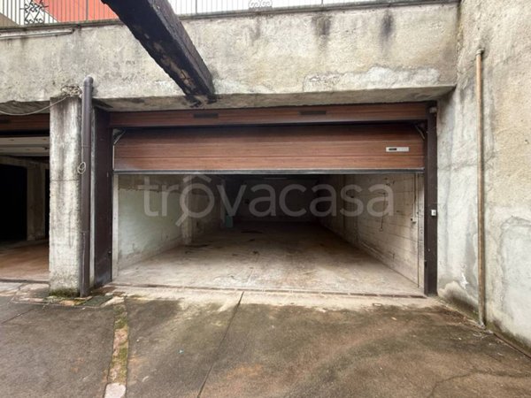 locale commerciale in vendita ad Opera