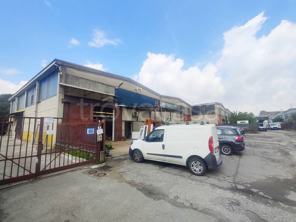 locale commerciale in vendita ad Opera