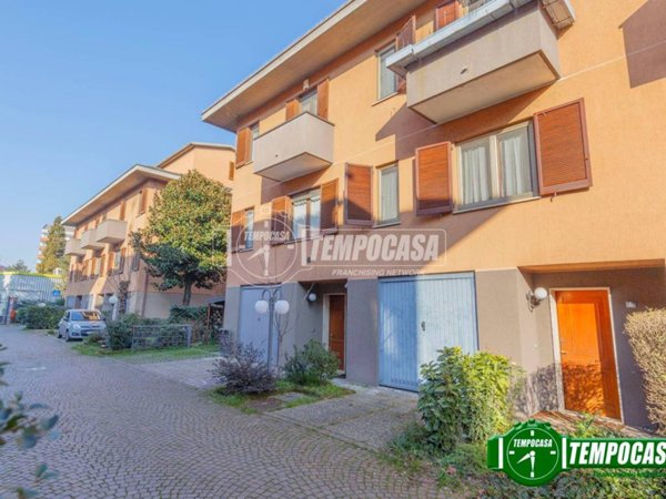 casa indipendente in vendita ad Opera