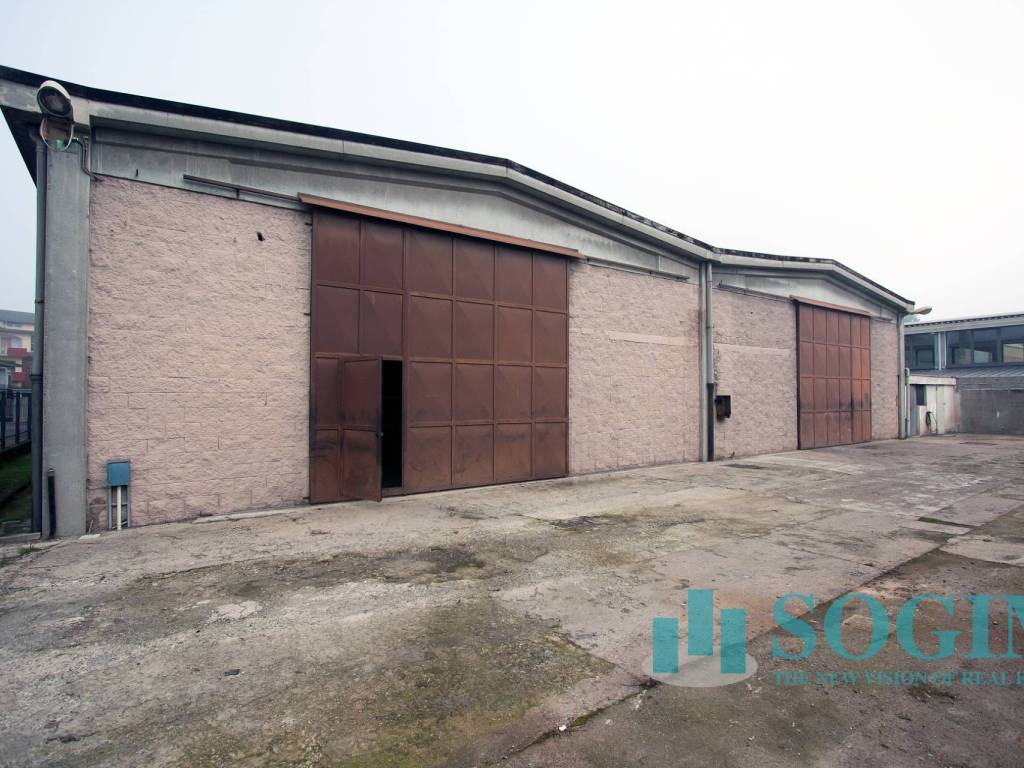 locale commerciale in vendita ad Opera