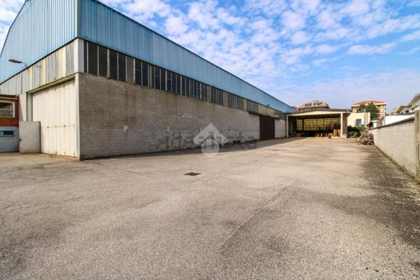 capannone in vendita ad Opera