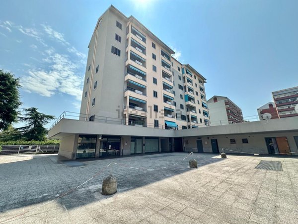 negozio in vendita ad Opera