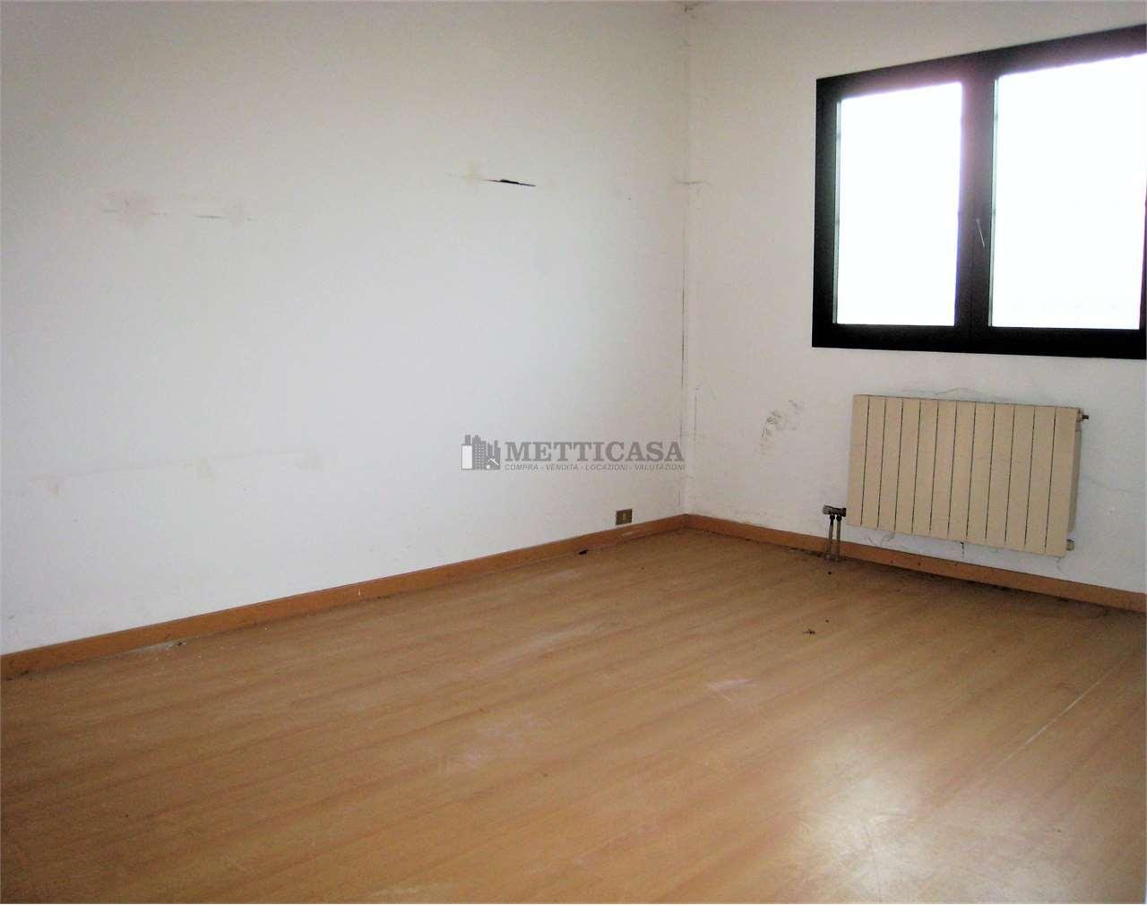 negozio in vendita ad Opera