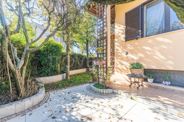 casa indipendente in vendita ad Opera