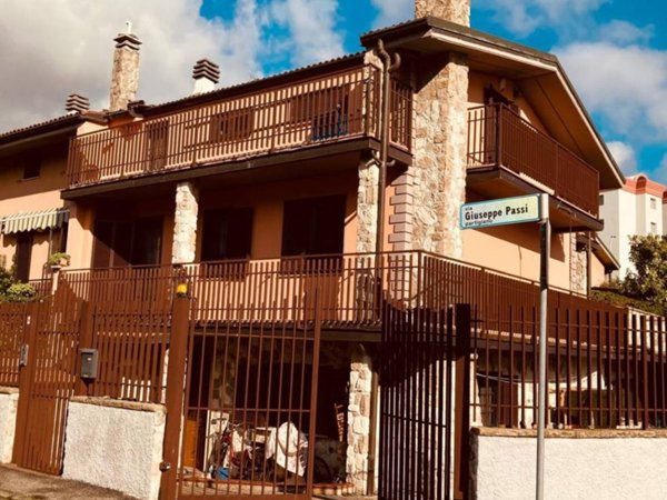 casa indipendente in vendita ad Opera