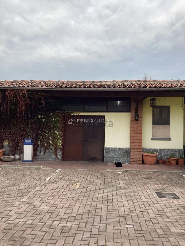 capannone in vendita ad Opera