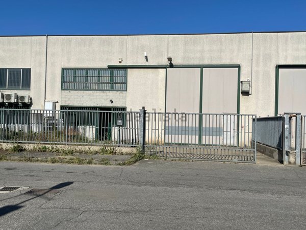 capannone in vendita ad Opera