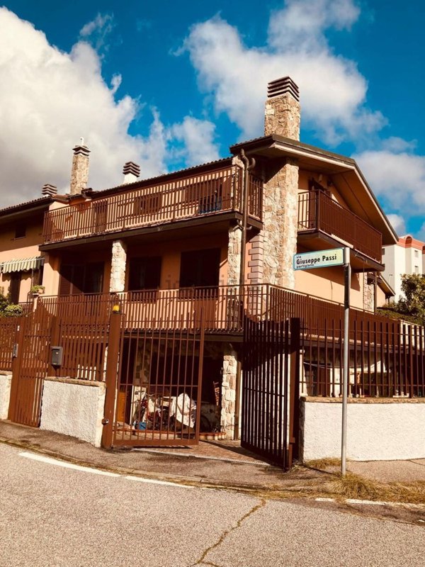 casa indipendente in vendita ad Opera