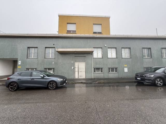 locale commerciale in vendita ad Opera