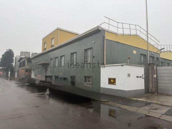 capannone in vendita ad Opera