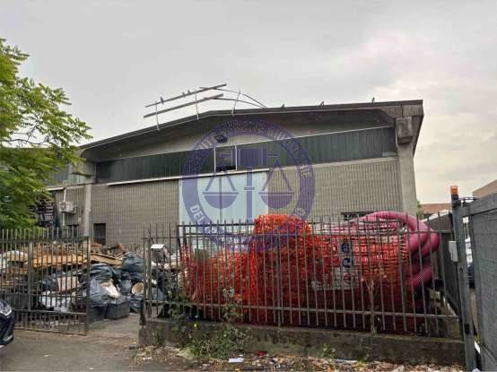 locale commerciale in vendita ad Opera