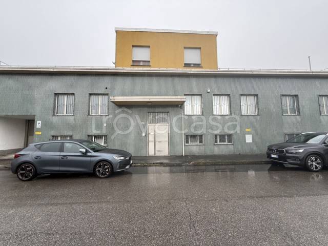 capannone in vendita ad Opera