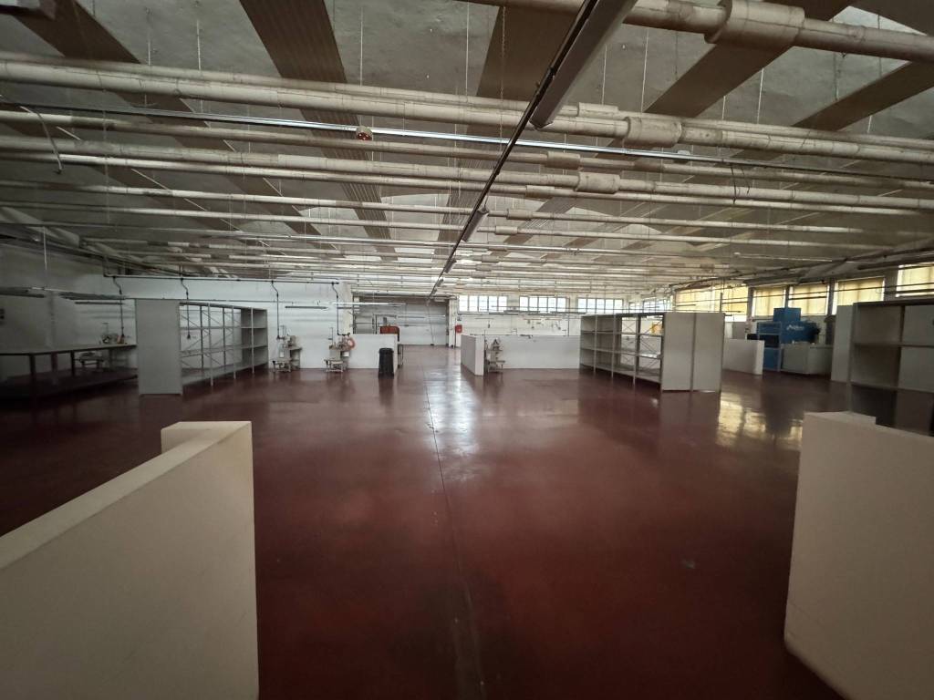 locale commerciale in vendita ad Opera