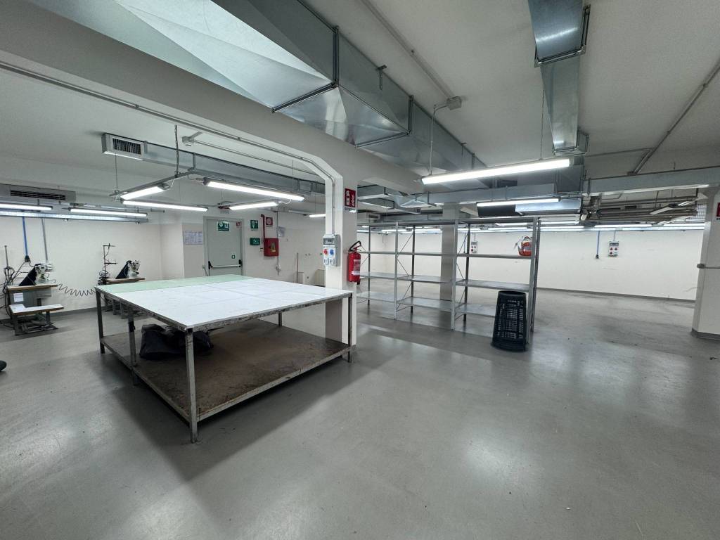 locale commerciale in vendita ad Opera