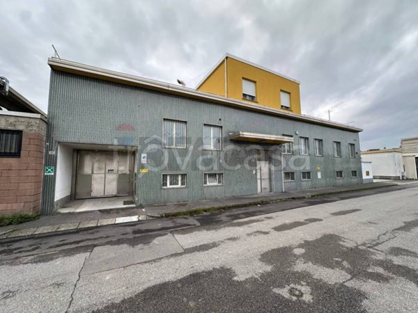 capannone in vendita ad Opera