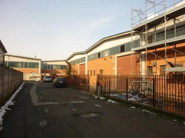 locale commerciale in vendita ad Opera