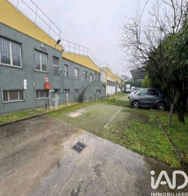 capannone in vendita ad Opera