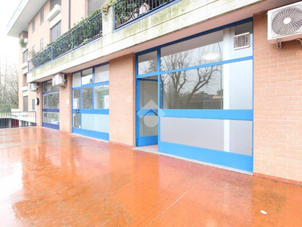 negozio in vendita ad Opera