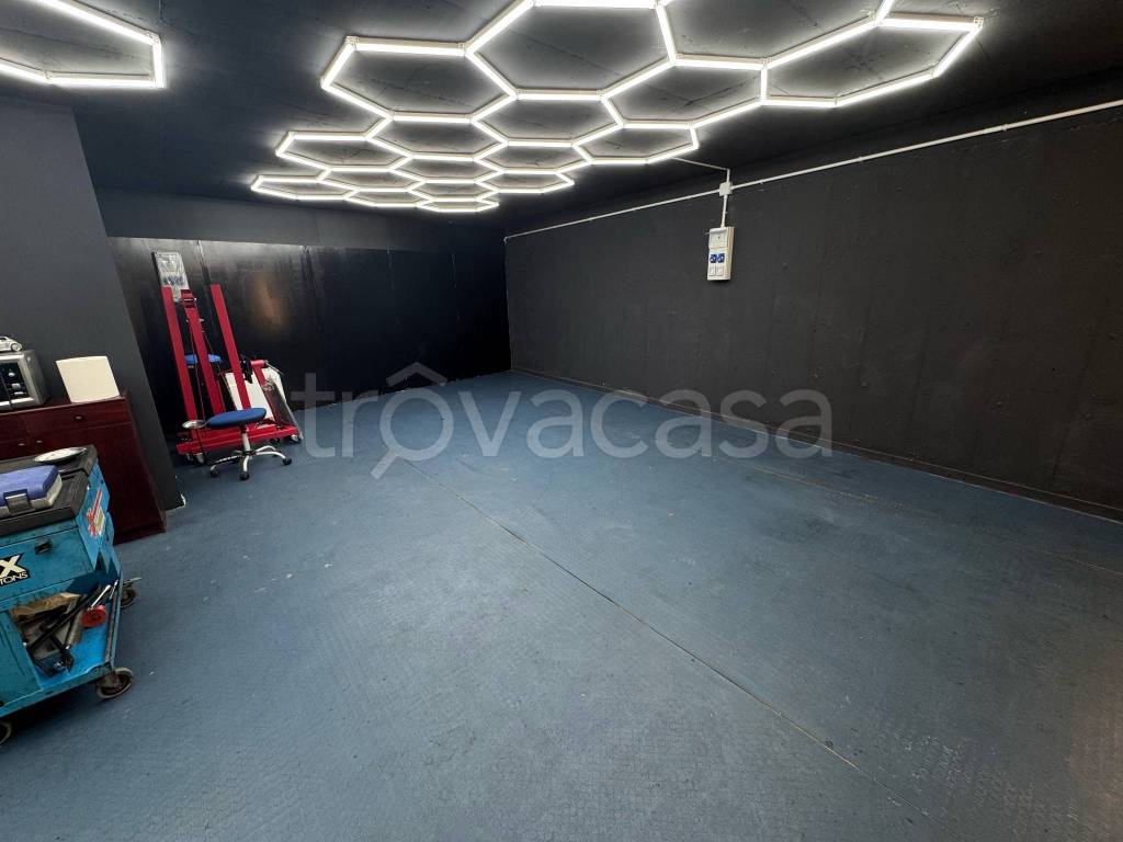 locale commerciale in vendita ad Opera