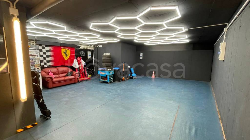 locale commerciale in vendita ad Opera