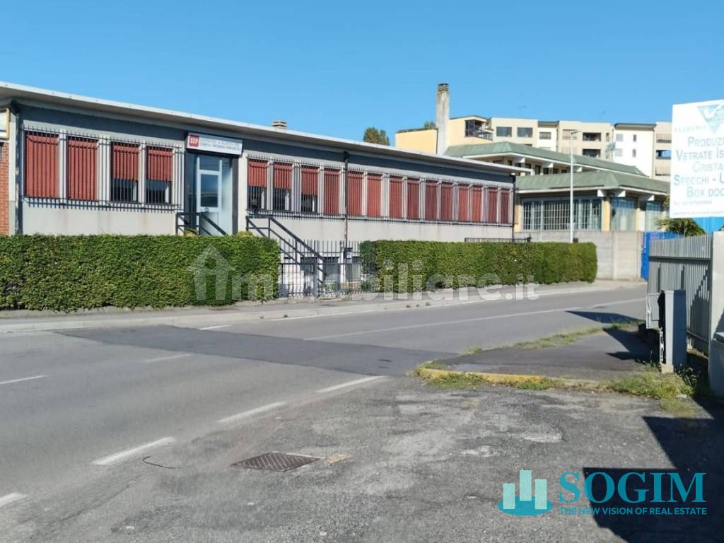 capannone in vendita ad Opera