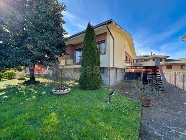 casa indipendente in vendita ad Opera