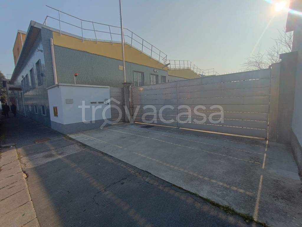 capannone in vendita ad Opera