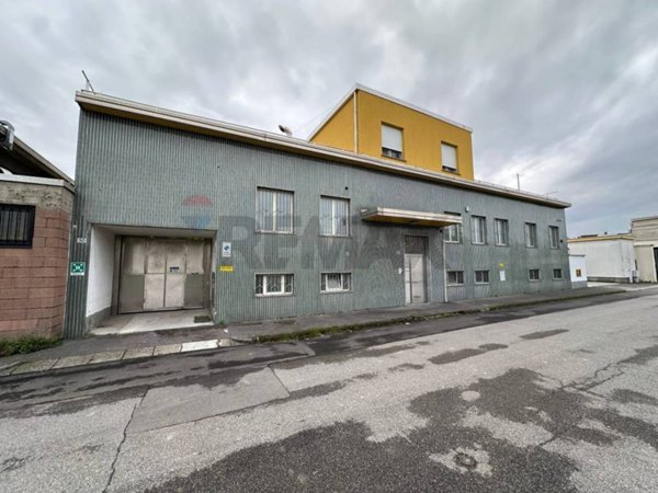 capannone in vendita ad Opera