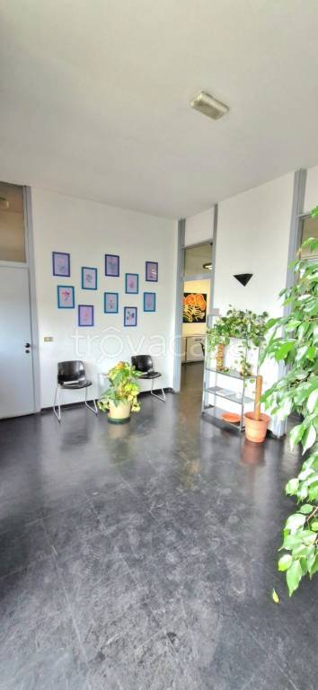 capannone in vendita ad Opera