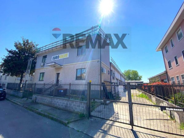 locale commerciale in vendita ad Opera