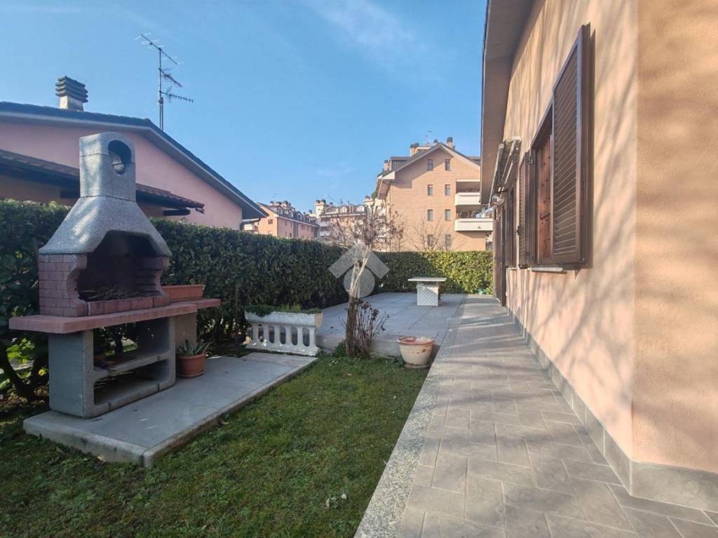 casa indipendente in vendita ad Opera