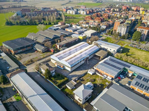 locale commerciale in vendita ad Opera