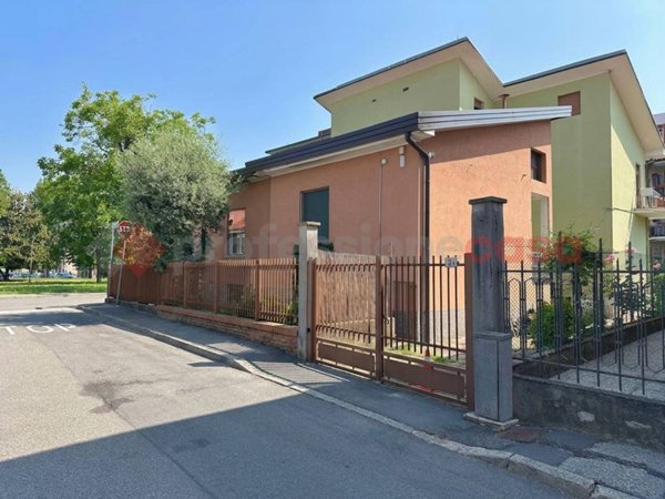 casa indipendente in vendita ad Opera