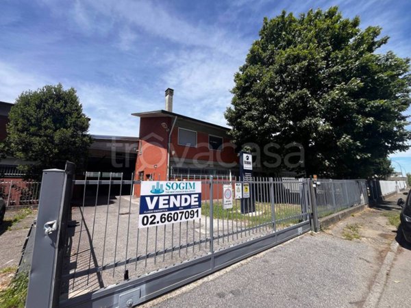 locale commerciale in vendita ad Opera