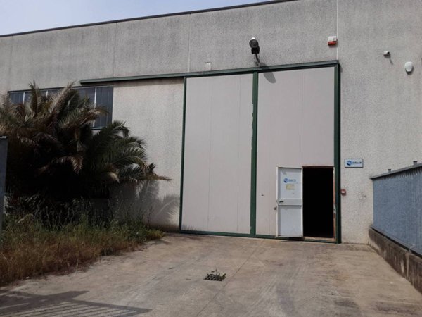 locale commerciale in vendita ad Opera