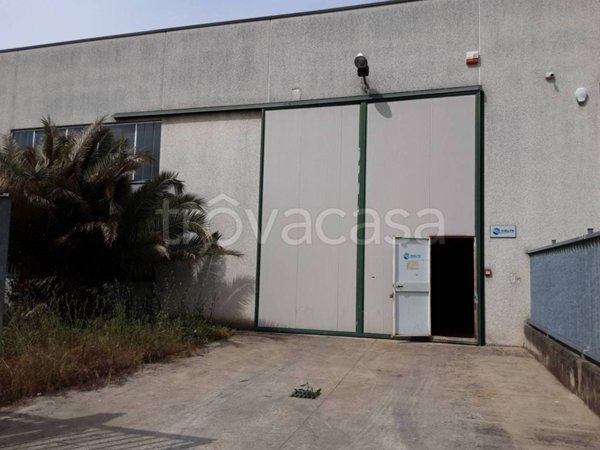 locale commerciale in vendita ad Opera