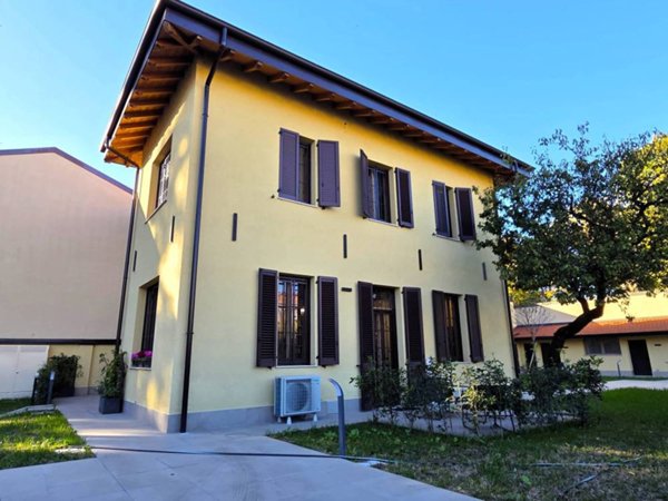 casa indipendente in vendita ad Opera