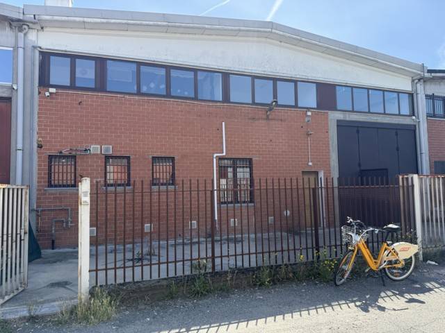 locale commerciale in vendita ad Opera