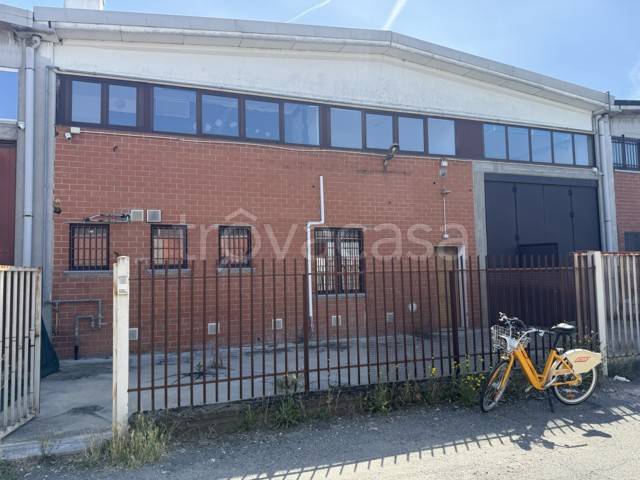 locale commerciale in vendita ad Opera