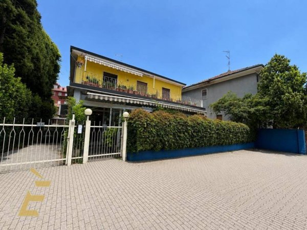 casa indipendente in vendita ad Opera