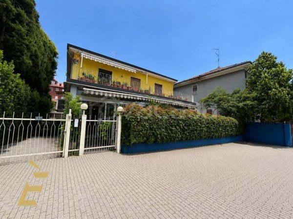 casa indipendente in vendita ad Opera