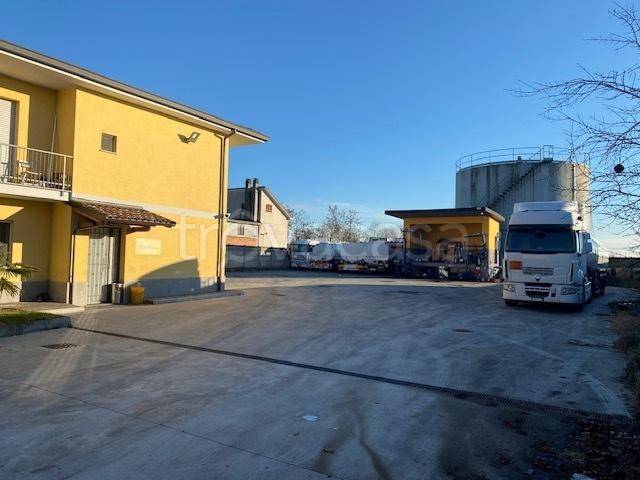 locale commerciale in vendita ad Opera
