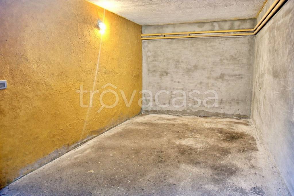 box auto in vendita ad Opera