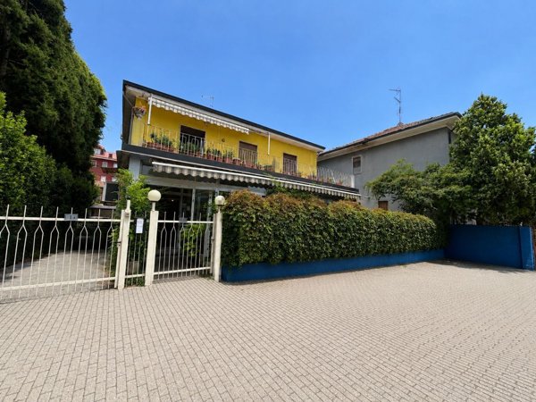 casa indipendente in vendita ad Opera