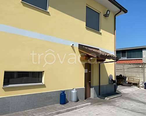 locale commerciale in vendita ad Opera