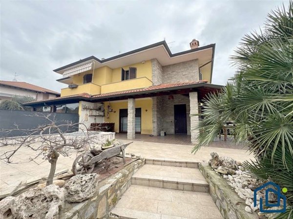 casa indipendente in vendita ad Ossona