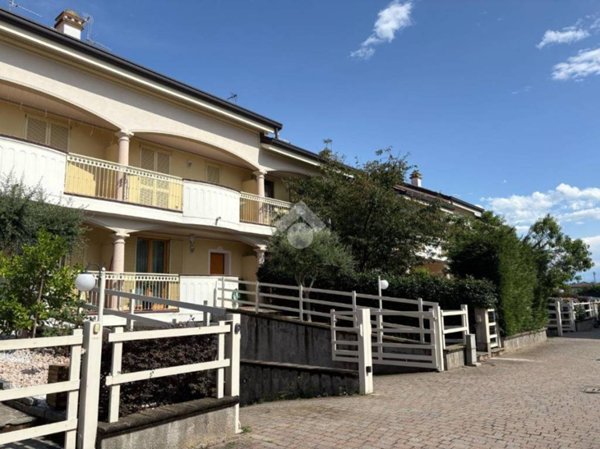casa indipendente in vendita ad Ossona