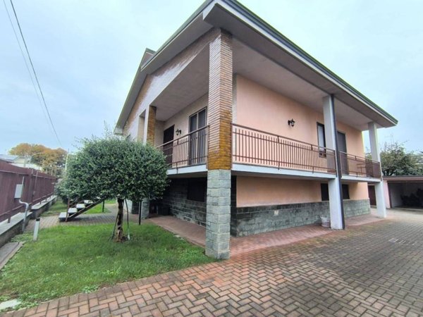 casa indipendente in vendita ad Ossona