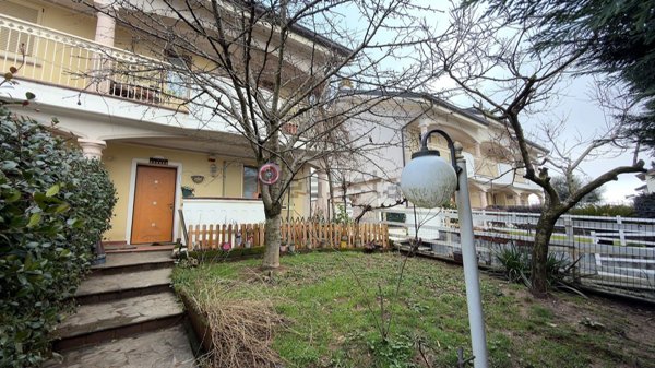 casa indipendente in vendita ad Ossona