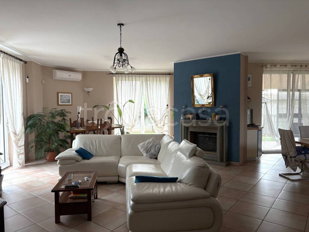 casa indipendente in vendita ad Ossona in zona Asmonte